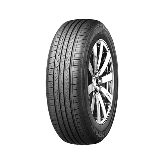 Roadstone Eurovis HP02 tyre — three-quarter studio view with EUROVIS HP02 sidewall lettering